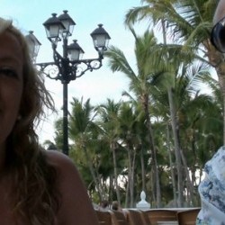 Nos vamos de vacaciones a Punta Cana y María se encapricha de un camarero dominicano.