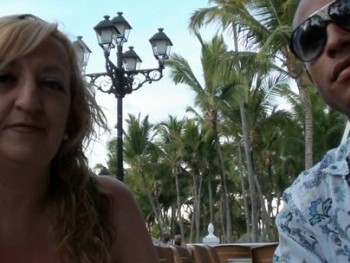 Nos vamos de vacaciones a Punta Cana y María se encapricha de un camarero dominicano.