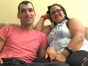 Lucy y Manu se conocieron en internet y ahora BUSCAN PAREJAS Y CHICOS con los que follar. Miralos en su primer video casero.